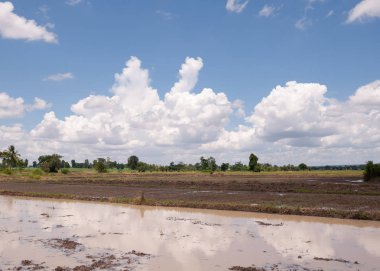 Sürülmüş alan hazır dikim için. Bulutlar üzerinde mavi gökyüzü hareket. tarım arazileri manzara