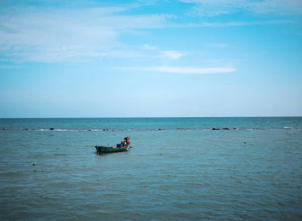 Pequeno Barco Pesca Mar Azul Fundo Céu Claro Com Espaço — Fotografia de Stock