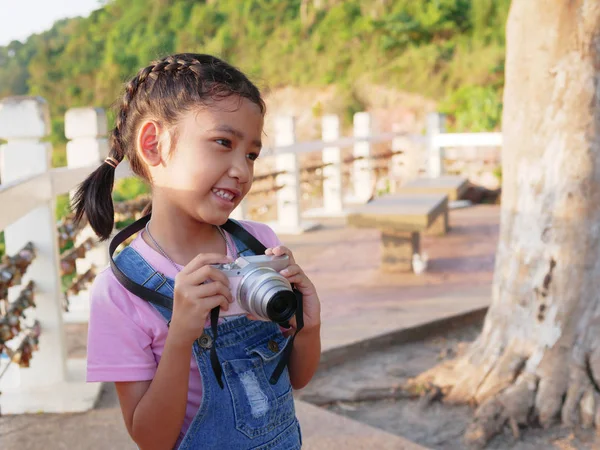 Asian Girl Holding Camera Travelling Smilling Happiness — Stock Photo, Image