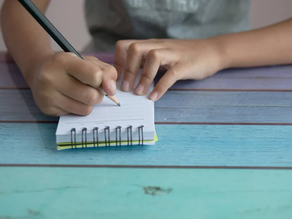 Cerca Una Chica Asiática Dibujo Cuaderno Con Mesa Colores — Foto de Stock