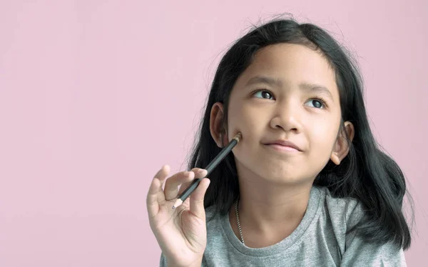 Asiática Chica Sosteniendo Lápiz Pensando Algo Con Fondo Rosa — Foto de Stock