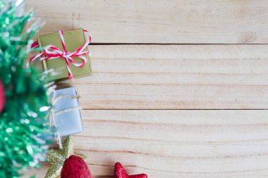 Hediye kutuları ve yıldız ahşap Tablo kopya alanı ve bulanık ön plan ile Noel ağacı