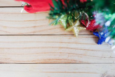 Hediye kutuları ve yıldız unter chirstmas ağacı ahşap tahta ve metniniz için kopya alanı ile bulanık ön plan