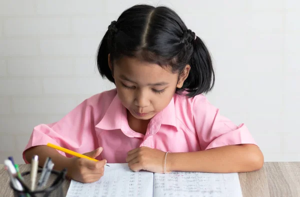 Cierre Niña Está Haciendo Tarea Felizmente Los Niños Usan Lápiz — Foto de Stock