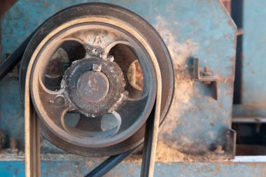 Yağlı petrol ve toz kasnak eklenir. Kopya alanı ile kemer sanayi ile eski makine.