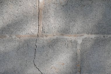 Ev Duvar tuğla kırık çatlak ile yapılmış. Kırık tuğla ve güneş ışığı ile standart.