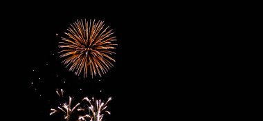 gece havai fişek ışıltı gökyüzü üzerinde. Siyah arka planlar üzerinde havai fişek arka plan.