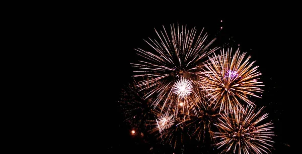Güzel havai fişek tam gökyüzü gece ışıltı. Yeni yıl festival arka planlar.