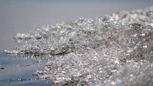 背景をぼかした写真と水面に泡のテクスチャ — ストック写真