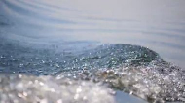 Yakın çekim dalgaları ve Sünger yelken bokeh su ile gelen