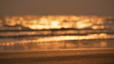 Kum plaj ve deniz dalga bokeh arka plan ile bulanık