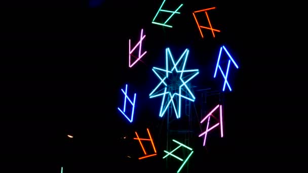 Neon Vissen Licht Spinnen Bij Nacht — Stockvideo