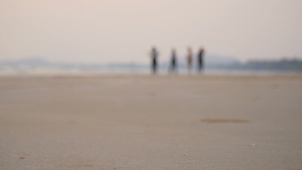 Wazig Mensen Het Strand Het Zand Met Zee Golf — Stockvideo