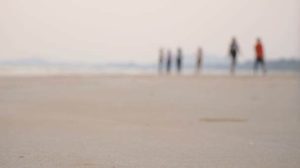 Pessoas Desfocadas Praia Areia Com Onda Mar — Vídeo de Stock