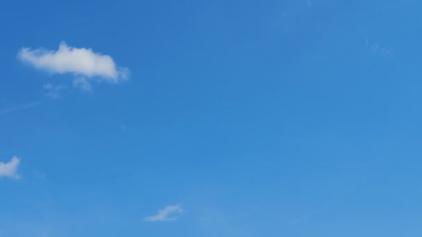 Nubes Moviéndose Con Cielo Azul — Vídeos de Stock