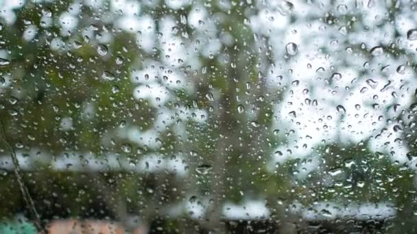 Bulanık Arka Plan Ile Dış Aynaya Yağmur Damlası — Stok video