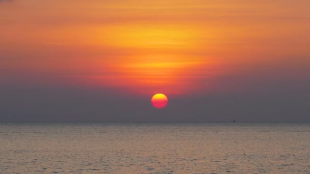 Sonnenuntergang Und Meer Und Segelboot Mit Getreidegeräuschen Verarbeitet — Stockvideo