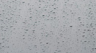 Pencereye düşen yağmuru kapatın