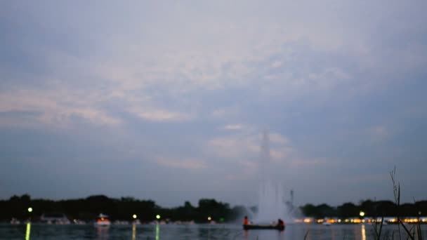 Des Gens Ramant Dans Parc Public Sur Twight Avec Des — Video