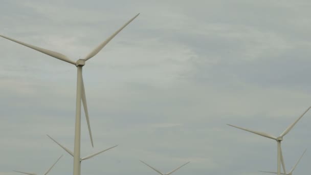 农场上旋转的风力涡轮机 — 图库视频影像