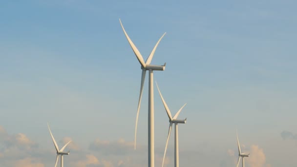 Acercamiento Aerogenerador Con Cielo Azul — Vídeos de Stock