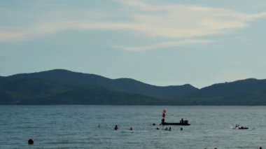 denizin üzerinde oynama