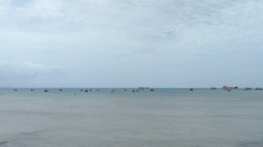 Küçük ve büyük tekneler denizde