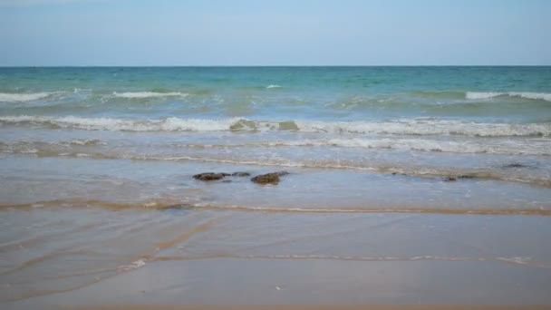 海の波と青空のビーチ — ストック動画