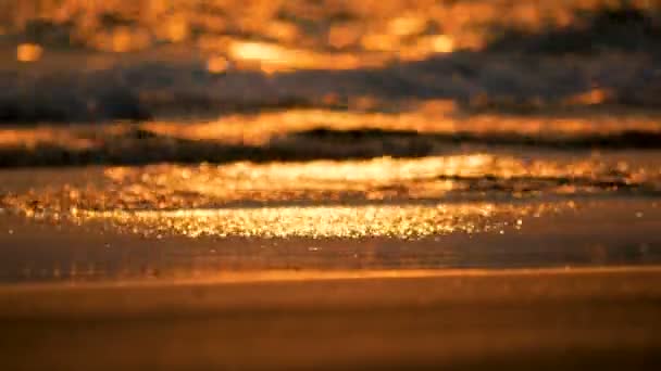 Красивий Розмитий Боке Фон Морській Хвилі Піщаному Пляжі Сутінками — стокове відео