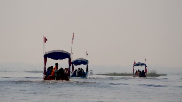 Los Barcos Turísticos Llevan Los Turistas Ver Naturaleza — Vídeos de Stock