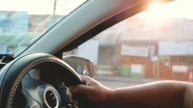 El ve direksiyon simidi, sabahleyin güneş ışığı ile trafik ışıkları için bekleyerek kapatın 