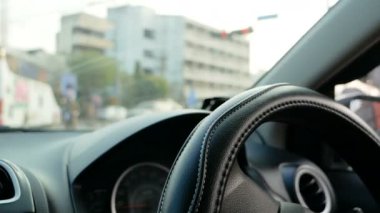 Yolda trafik ışıkları bırakmadan sonra sürücü