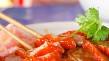 yemek çubukları ile kızarmış ördek kullanarak ele