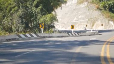 Araba araba pencereden bakarak yol boyunca çalışır