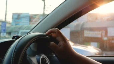 Trafik ışıkları için bekleyerek eller ve direksiyon simidi kadar yakın