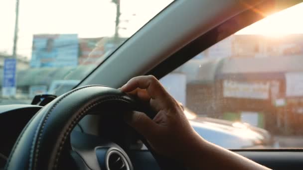 Cierre Las Manos Volante Esperando Semáforos — Vídeo de stock