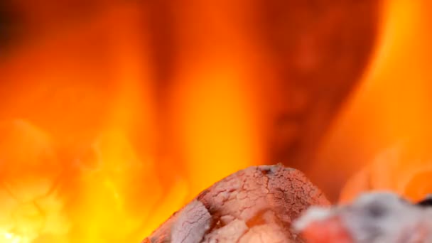 Charbons de flamme et être très chaud est répandu avec flou 