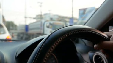 Trafik ışığı için bekleyerek direksiyon tutan el