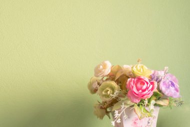 Çiçek vazo ve yeşil bir arka planda