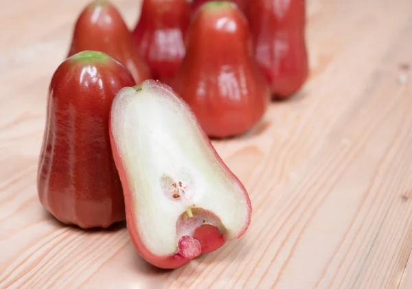Fermer la moitié pomme rose sur la table en bois — Photo