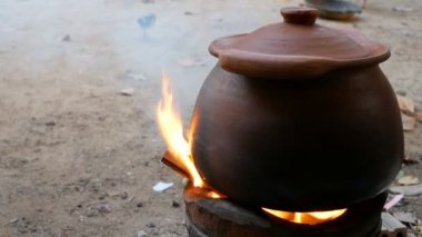 Kil pot odun ve duman ile şömine üzerinde yer almaktadır. Geleneksel pişirme yöntemleri.