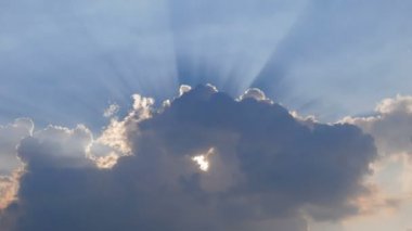 Zaman atlamalı bulutlar gökyüzünde güneşten hareket ve parlayan.