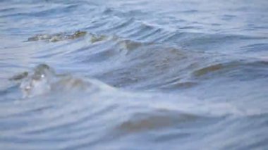 Yelkenli teknelerin neden olduğu deniz dalgaları. Suyun taşınması.