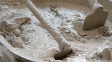 İnşaat işçisi inşaat için su ile beton karıştırma. Bir harç pikap karışık çimento yakın.