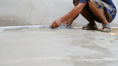 Zemini yumuşatmak için karışık harcı inşaat alanına serin.