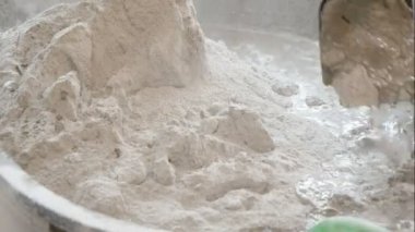 Bina ve zemin için harç pikap içinde çimento dökün ve karıştırma
