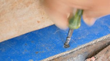 birlikte sopa tutmak için vidalı bir tornavida kullanarak.