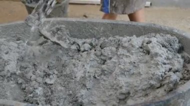 İnşaat işçisi inşaat için su ile beton karıştırma. Bir harç pikap karışık çimento yakın.