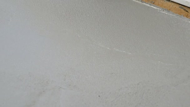 Étendre le mortier mélangé dans la zone de construction pour lisser le sol .