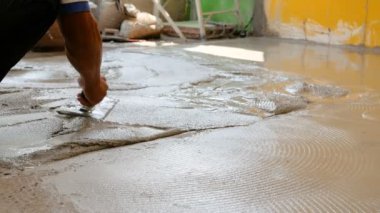 Zemini yumuşatmak için karışık harcı inşaat alanına serin.